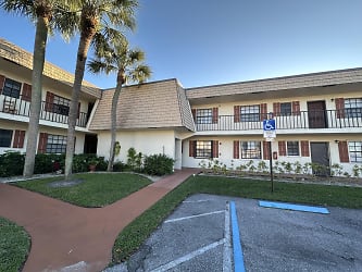 4706 Oak Terrace Dr - Greenacres, FL