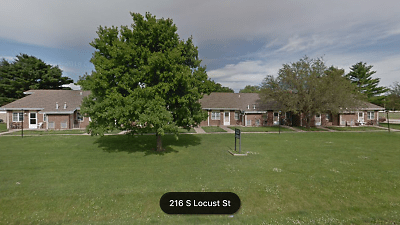 216 S Locust St - Assumption, IL