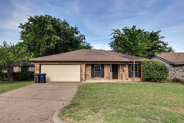 7429 Meadow Creek Dr - Fort Worth, TX