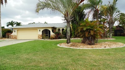 1106 SW 52nd St - Cape Coral, FL