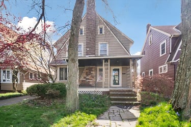 1059 Quilliams Rd - Cleveland Heights, OH
