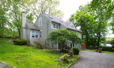 43 Deacon Hill Rd - Stamford, CT