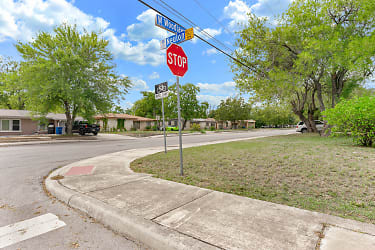 3323 W Woodlawn Ave - San Antonio, TX