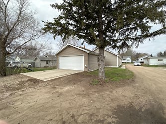 806 10th St NW - Minot, ND