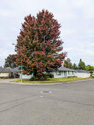 1398 Beekman Ave - Medford, OR