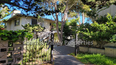 818 Sunset Dr - Pacific Grove, CA