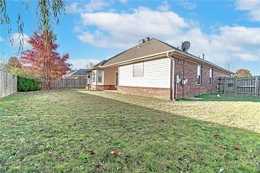2898 Downs Ave - Fayetteville, AR