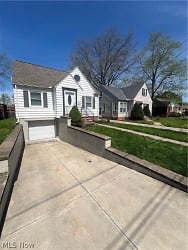 20366 Orchard Grove Ave - Rocky River, OH