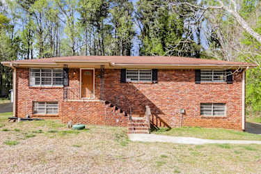 2002 Silver Creek Dr - Austell, GA