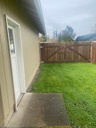 75 Loftus Ave - Lowell, OR