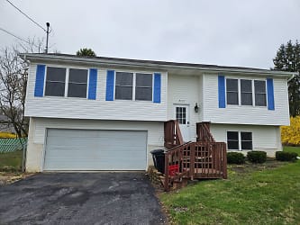 2105 Circleville Rd - State College, PA