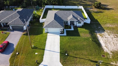 3913 NW 42nd Ln - Cape Coral, FL