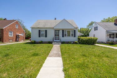 5121 Arch St - Maple Heights, OH