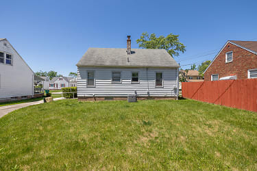 5121 Arch St - Maple Heights, OH
