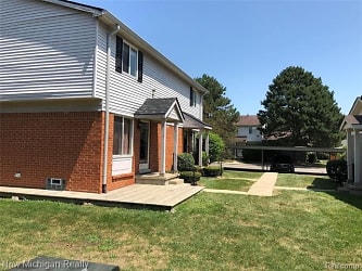 2320 Orchard Crest St - Shelby Township, MI