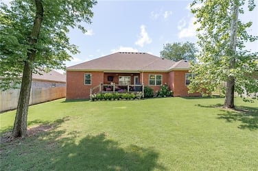 1202 Hickory St - Cave Springs, AR
