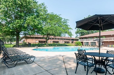Racquet Club Apartments & Townhomes - Levittown, PA