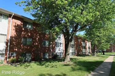 Pine Ridge Apartments - Moline, IL
