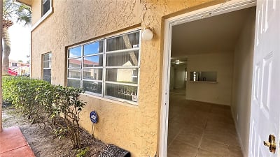 810 Twin Lakes Dr #17-D - Coral Springs, FL