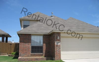1207 SW 25th St - Moore, OK