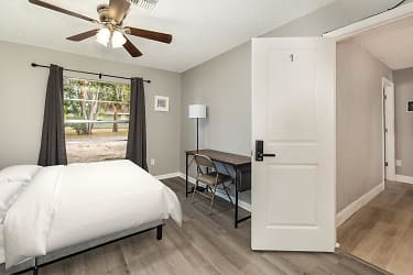Room For Rent - Oakland, FL