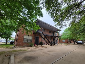 1810 Woodsman Dr - College Station, TX