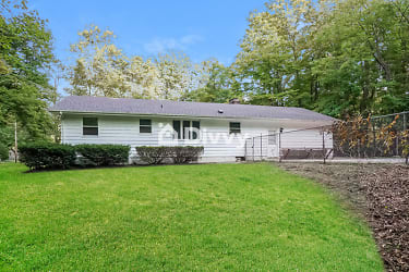 8240 Timberlane Dr - Painesville, OH