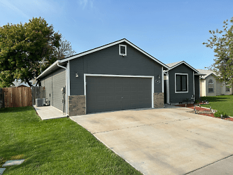 1665 Peregrine Dr - Mountain Home, ID