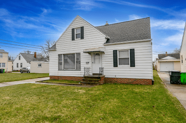 12328 Grannis Rd - Garfield Heights, OH