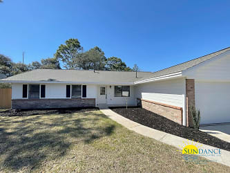 101 W Timberlake Dr - Mary Esther, FL