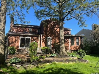 17 Carriage Rd - Roslyn, NY