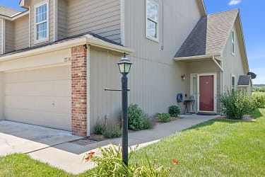 2736 Coralberry Ct - Lawrence, KS