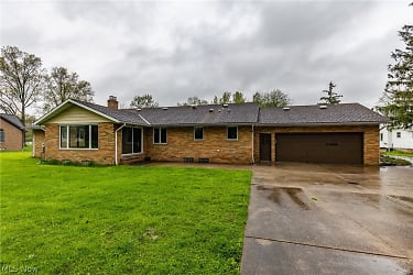 6841 Columbia Rd - Olmsted Falls, OH