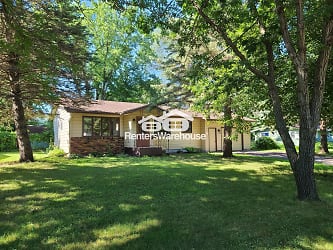 1002 Colonial Dr - Hudson, WI