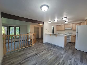 4910 Mahalo Dr - Eugene, OR