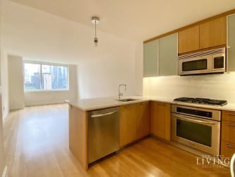 200 North End Ave unit A9B - New York, NY