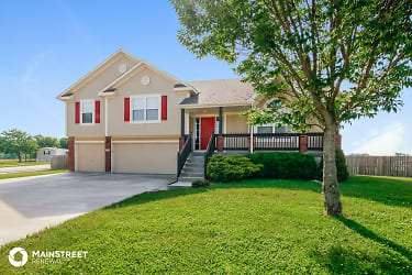 316 Golfview Dr - Pleasant Hill, MO