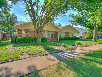 1213 Clearwater Dr - Norman, OK