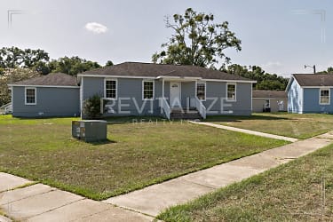 2104 N Woodlawn Dr - undefined, undefined