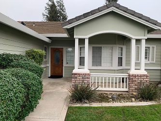 1425 Ranch House Ct - Oakdale, CA