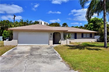 929 N Town and River Dr - Fort Myers, FL