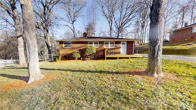 410 3rd St NW - Conover, NC