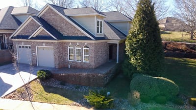 1080 Governors Ln - Forest, VA