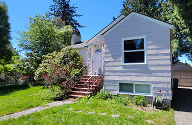 10541 Phinney Ave N unit A - Seattle, WA