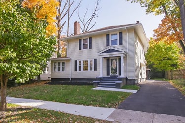 2537 S Taylor Rd - Cleveland Heights, OH