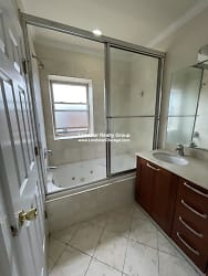 6949 N Oakley Ave - Chicago, IL