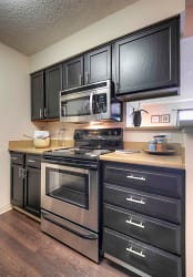 Silver Reef Apartments - Lakewood, CO