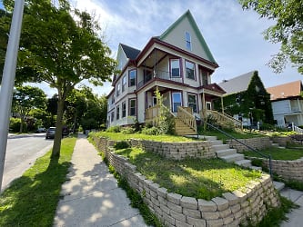 2439 S Howell Ave unit Lower - Milwaukee, WI
