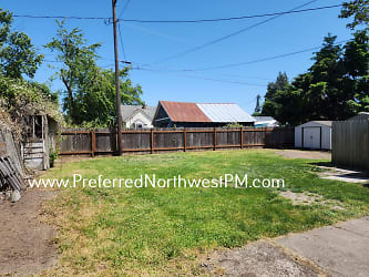 1059 4th St unit 1059 1/2 4th - Springfield, OR
