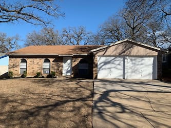 7545 Folkstone Dr - Forest Hill, TX